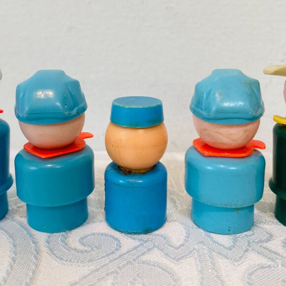 (5) VNTG FISHER PRICE LITTLE PEOPLE ZOO/CONSTRUCTION/TRAIN CONDUCTOR/MAILMAN - Picture 4 of 6